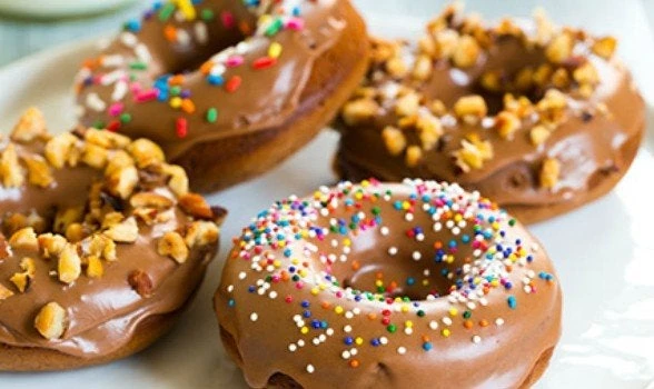 Θες γλυκό; Φτιάξε εύκολα και γρήγορα ντονατσάκια – Λατρεύεις τόσο τη σοκολάτα όσο εμείς;